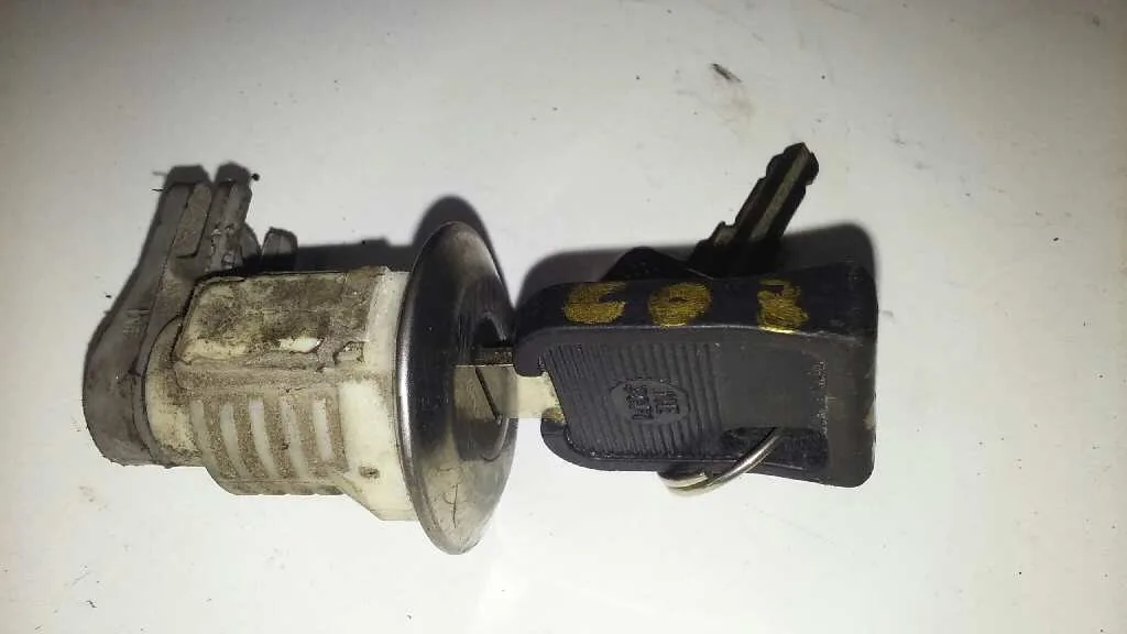 Bombin Puerta Delantera Izquierda para Volkswagen Vento (1H2)