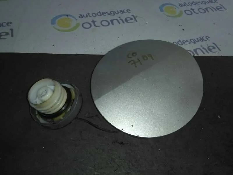 Tapa Exterior Combustible para Toyota Corolla Verso (R1)