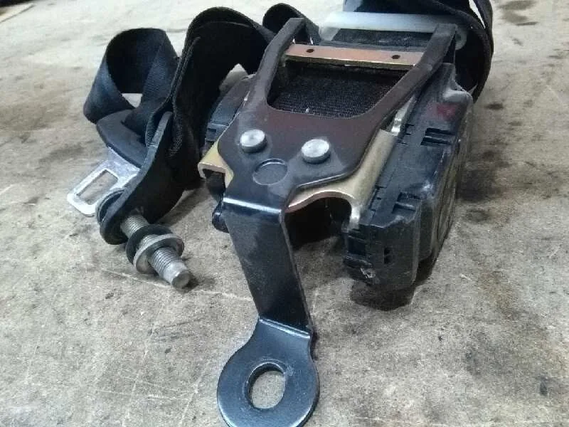 Cinturon Seguridad Trasero Central para Nissan Serena (C23M)
