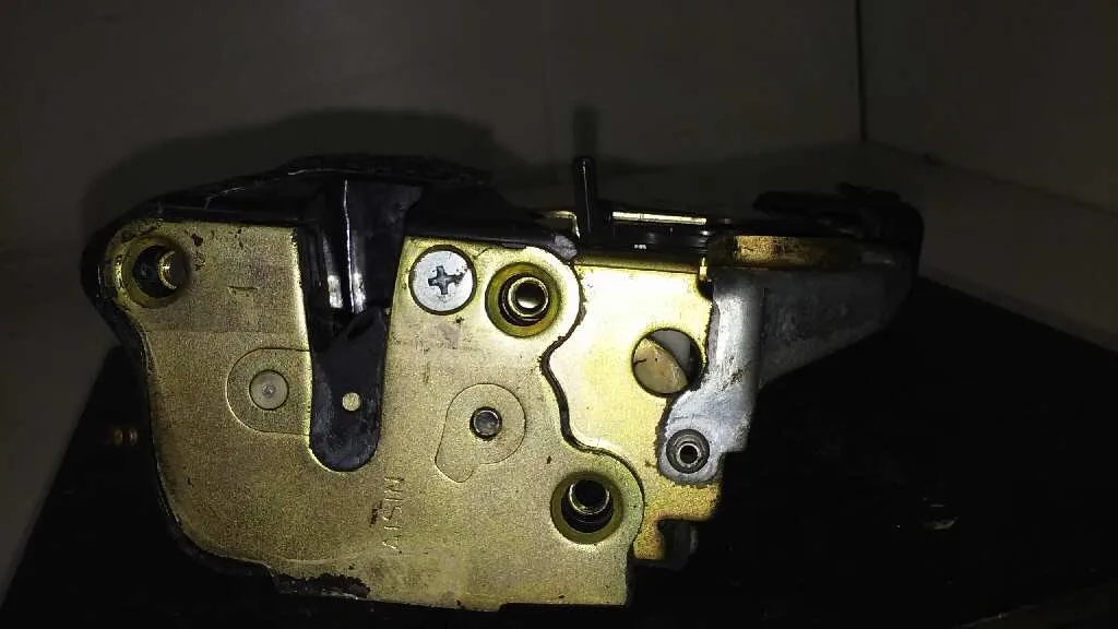Cerradura Puerta Trasera Izquierda para Toyota Corolla (E11)