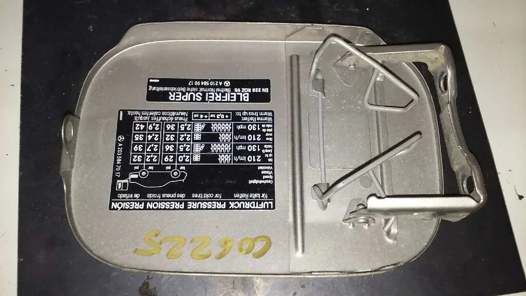 Tapa Exterior Combustible para Mercedes-Benz Clase C (W203) Berlina