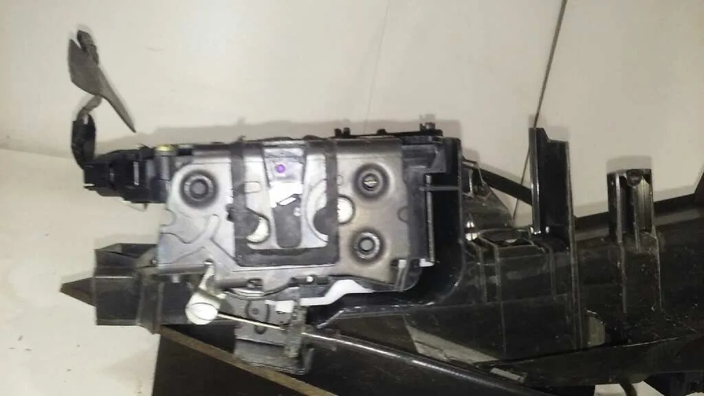 Cerradura Puerta Delantera Derecha para Ford Focus Berlina (Cap)