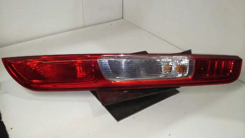 Piloto Trasero Derecho para Ford Focus Berlina (Cap)