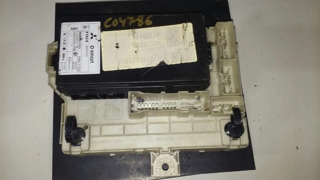 Caja Reles / Fusibles para Mitsubishi Colt Berlina 5 (Z30A)