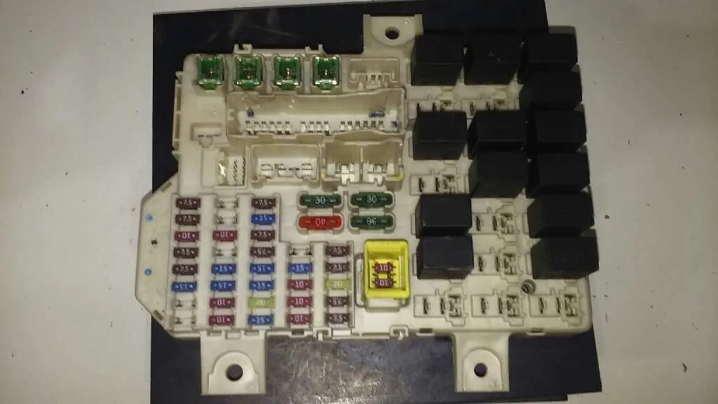 Caja Reles / Fusibles para Mitsubishi Colt Berlina 5 (Z30A)
