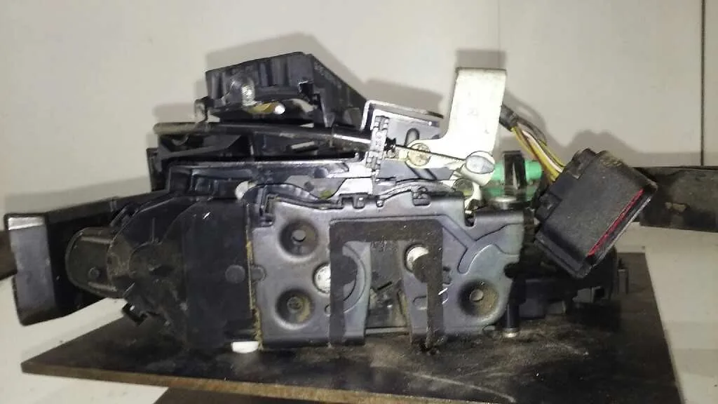 Cerradura Puerta Trasera Derecha para Ford Focus Berlina (Cap)