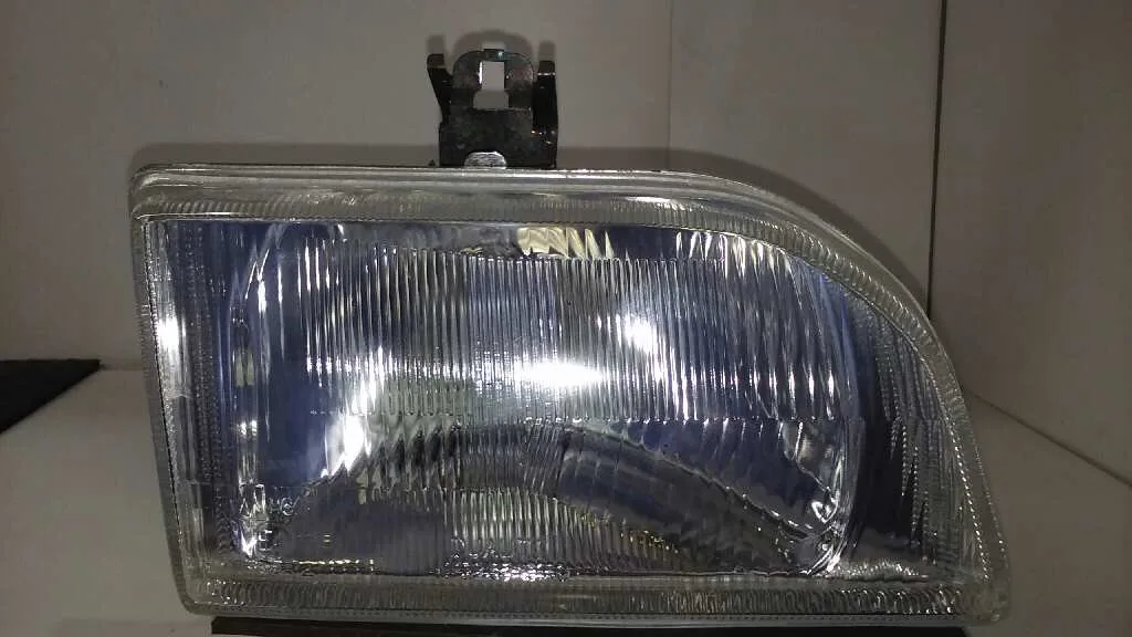 Faro Derecho para Ford Fiesta Berl./Courier