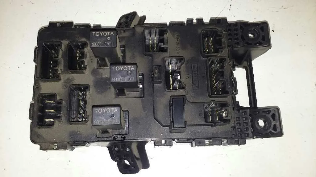 Caja Reles / Fusibles para Toyota Avensis Berlina (T 22)