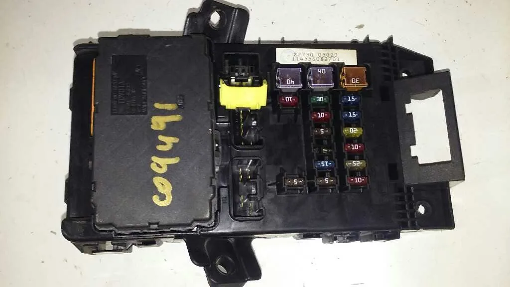 Caja Reles / Fusibles para Toyota Avensis Berlina (T 22)