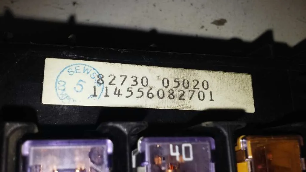 Caja Reles / Fusibles para Toyota Avensis Berlina (T 22)