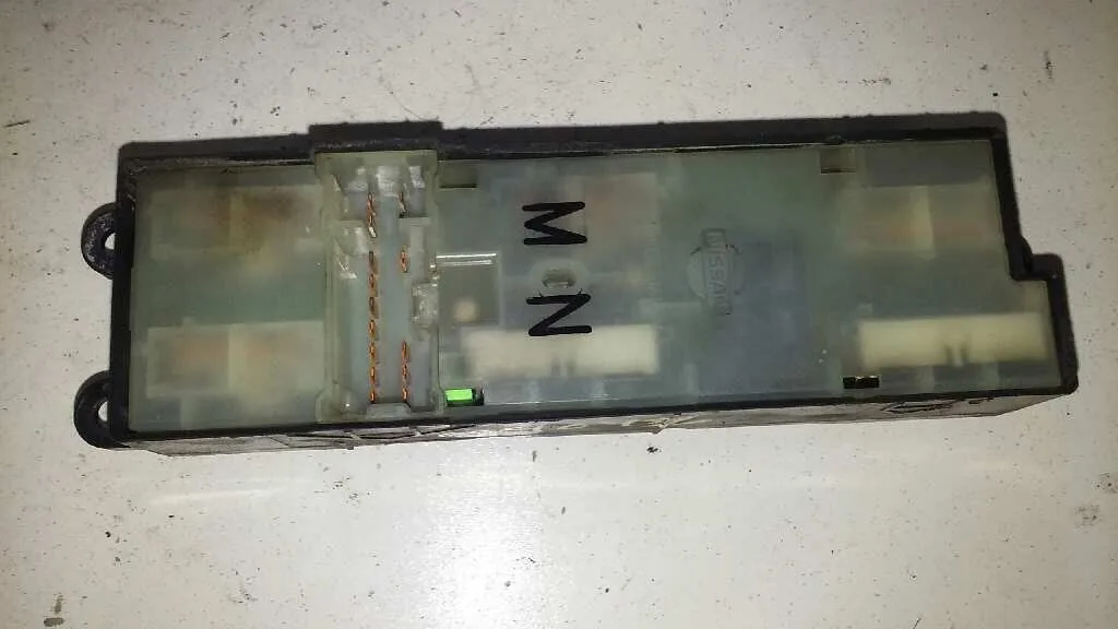 Mando Elevalunas Delantero Izquierdo para Nissan Almera (N16/E)