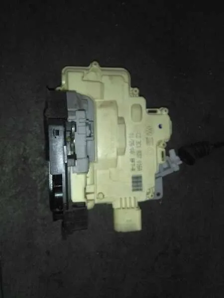 Cerradura Puerta Delantera Derecha para Volkswagen Passat Berlina (3C2)
