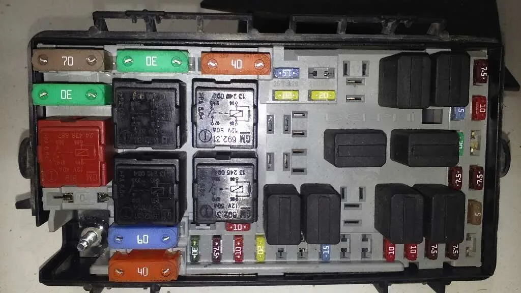 Caja Reles / Fusibles para Opel Corsa D