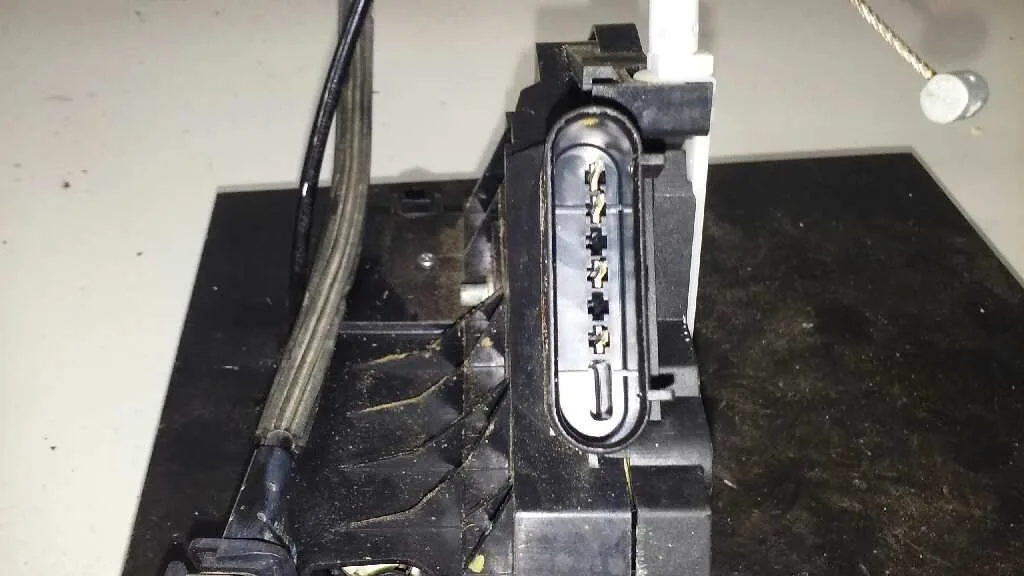 Cerradura Puerta Delantera Derecha para Ford Fiesta (Ccn)