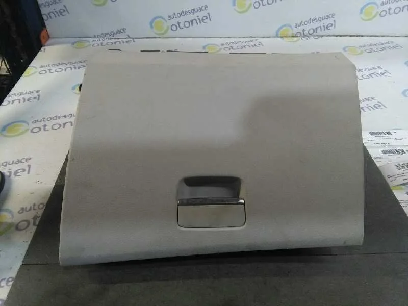 Guantera para Mercedes-Benz Clase Cla (W117)