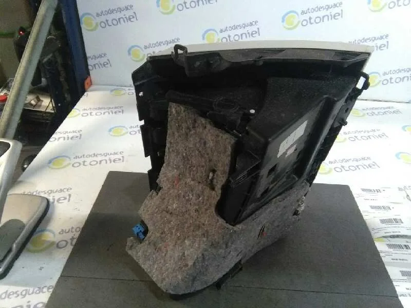 Guantera para Mercedes-Benz Clase Cla (W117)