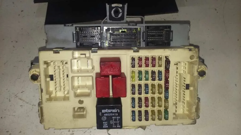 Caja Reles / Fusibles para Fiat Stilo (192)