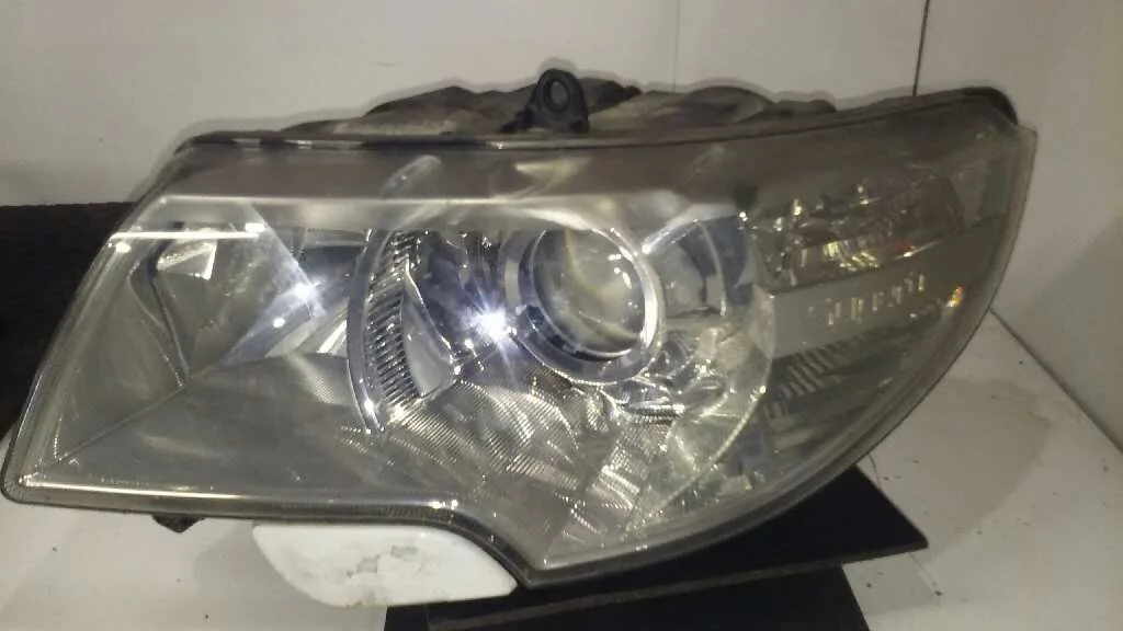 Faro Izquierdo para Skoda Suberb (3T4)