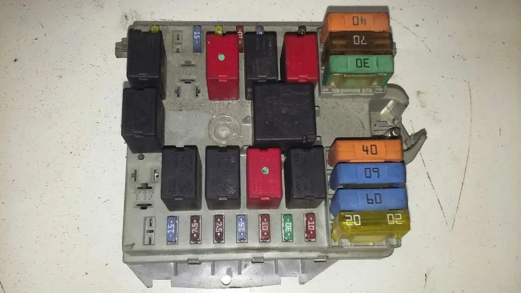 Caja Reles / Fusibles para Fiat Punto Berlina (188)