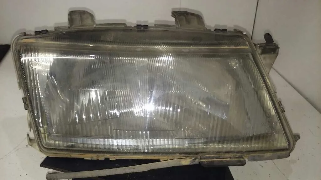 Faro Derecho para Saab 900 Berlina