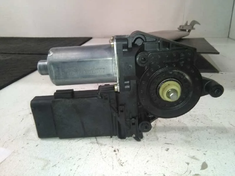 Motor Elevalunas Delantero Derecho para Volkswagen Passat Berlina (3B3)