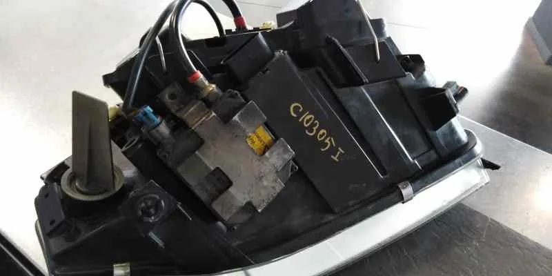 Faro Izquierdo para Audi A6 Avant (4B5)