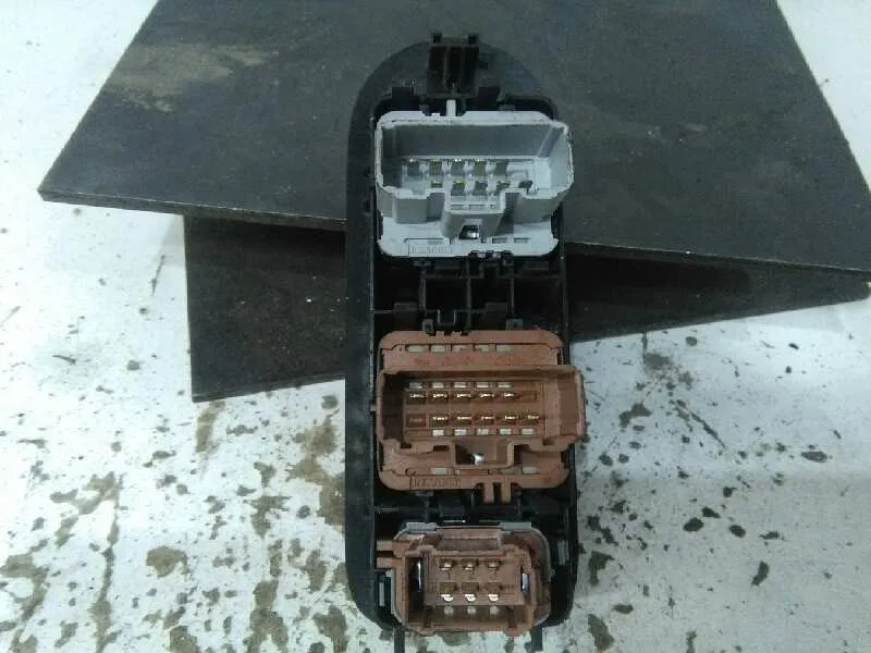 Mando Elevalunas Delantero Izquierdo para Renault Megane Ii Berlina 5P