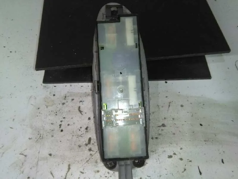 Mando Elevalunas Delantero Izquierdo para Nissan Almera Tino (V10M)