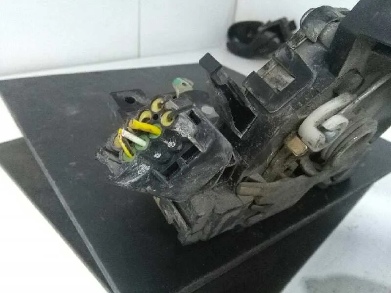 Cerradura Puerta Delantera Derecha para Ford Focus Berlina (Cak)