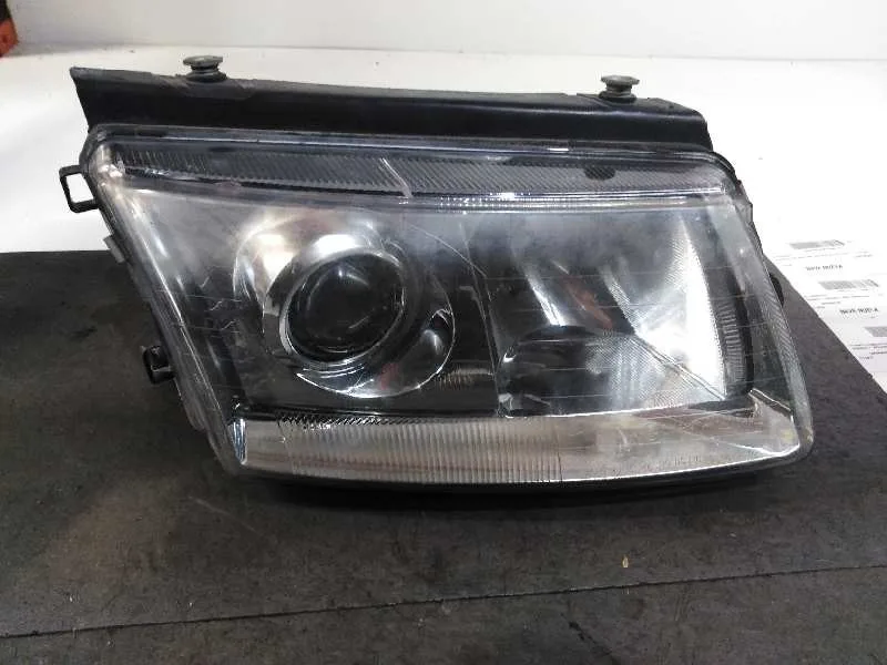 Faro Derecho para Volkswagen Passat Berlina (3B2)