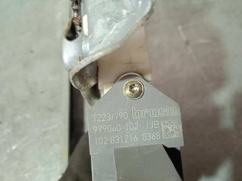 Elevalunas Delantero Izquierdo para Toyota Avensis Berlina (T25)