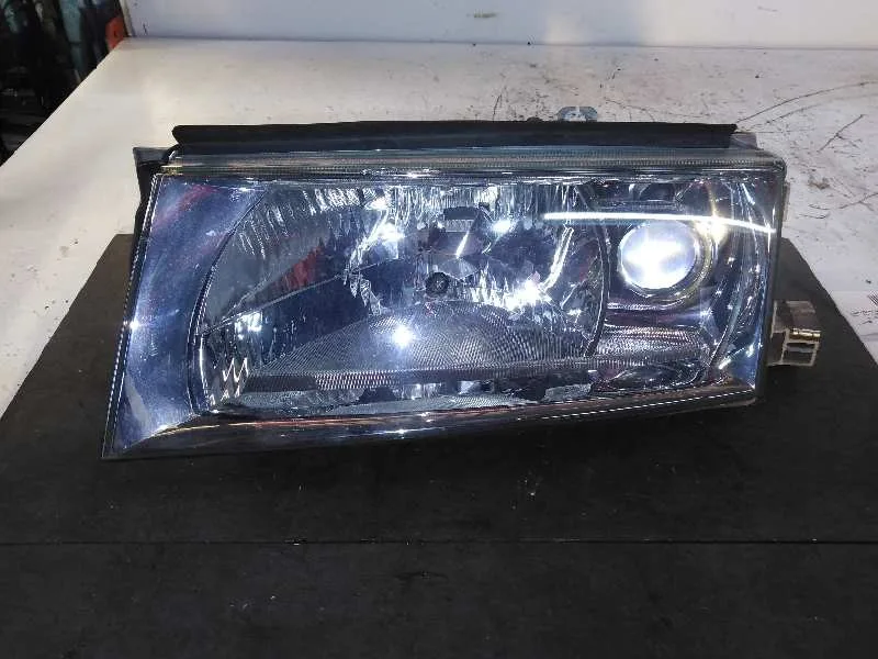 Faro Izquierdo para Skoda Octavia Berlina (1U2)