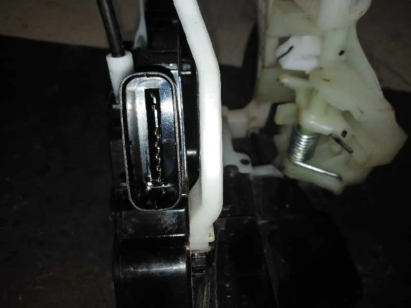 Cerradura Puerta Delantera Izquierda para Kia Carens ( )