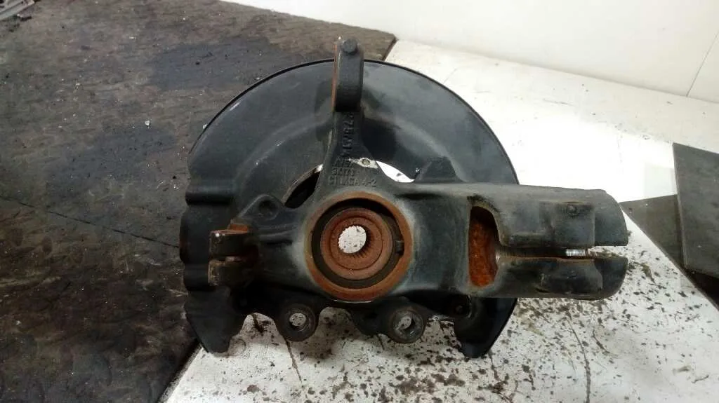 Mangueta Delantera Izquierda para Ford Focus Lim. (Cb8)