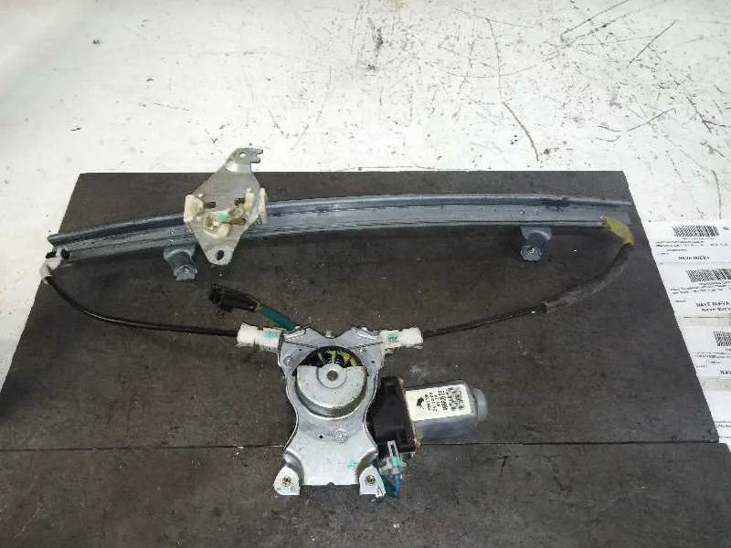 Elevalunas Delantero Derecho para Nissan Almera Tino (V10M)
