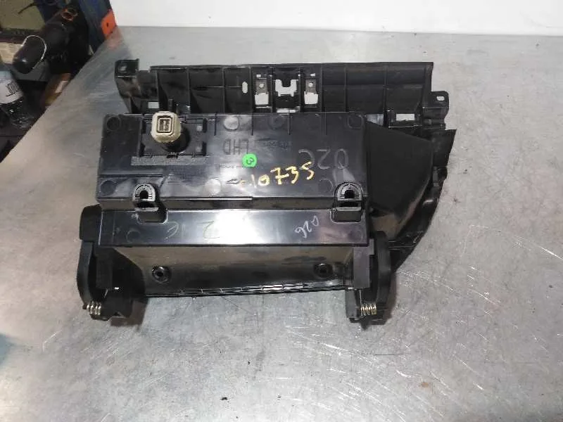 Guantera para Nissan Note