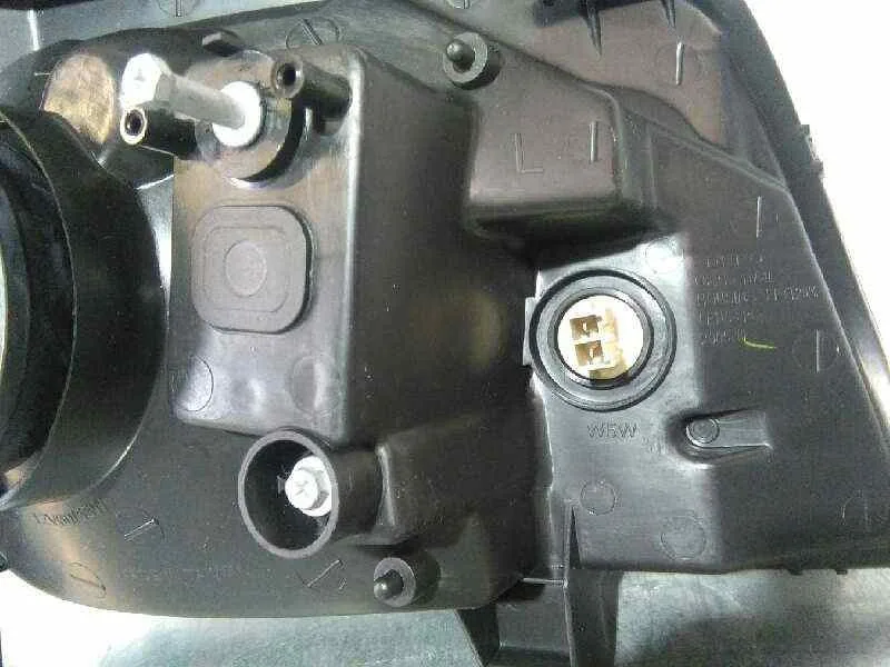 Faro Izquierdo para Nissan X-Trail (T30)