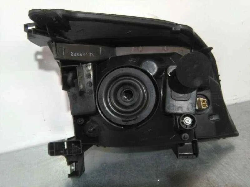 Faro Izquierdo para Nissan X-Trail (T30)