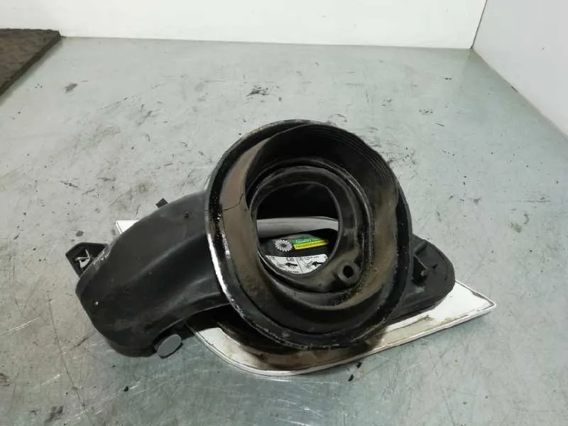 Tapa Exterior Combustible para Ford Focus Lim. (Cb8)