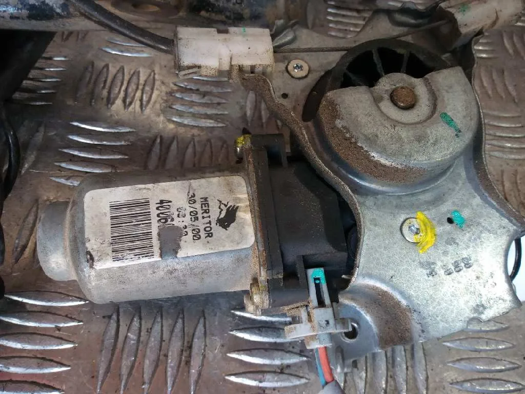 Elevalunas Delantero Izquierdo para Nissan Almera (N16/E)