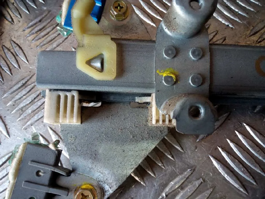Elevalunas Delantero Izquierdo para Nissan Almera (N16/E)