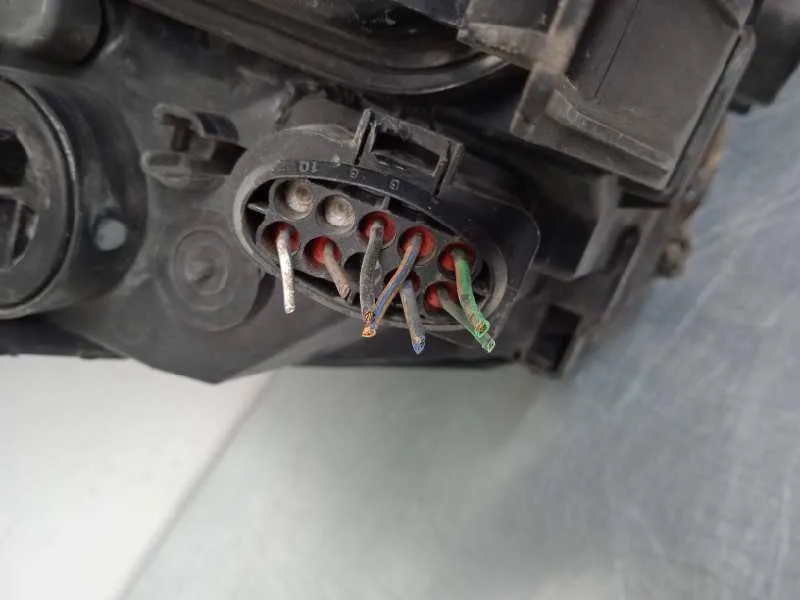 Faro Izquierdo para Ford Focus Berlina (Cap)