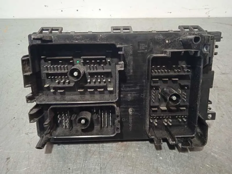 Caja Reles / Fusibles para Opel Astra J Lim.