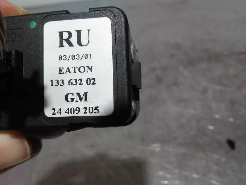 Mando Elevalunas Delantero Izquierdo para Opel Corsa C