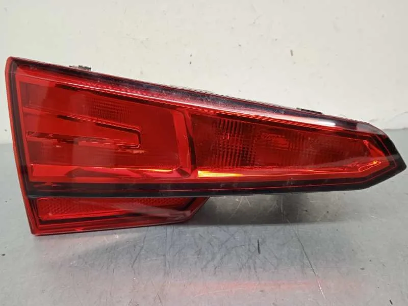 Piloto Trasero Izquierdo Interior para Audi A4 Berlina (8W2)