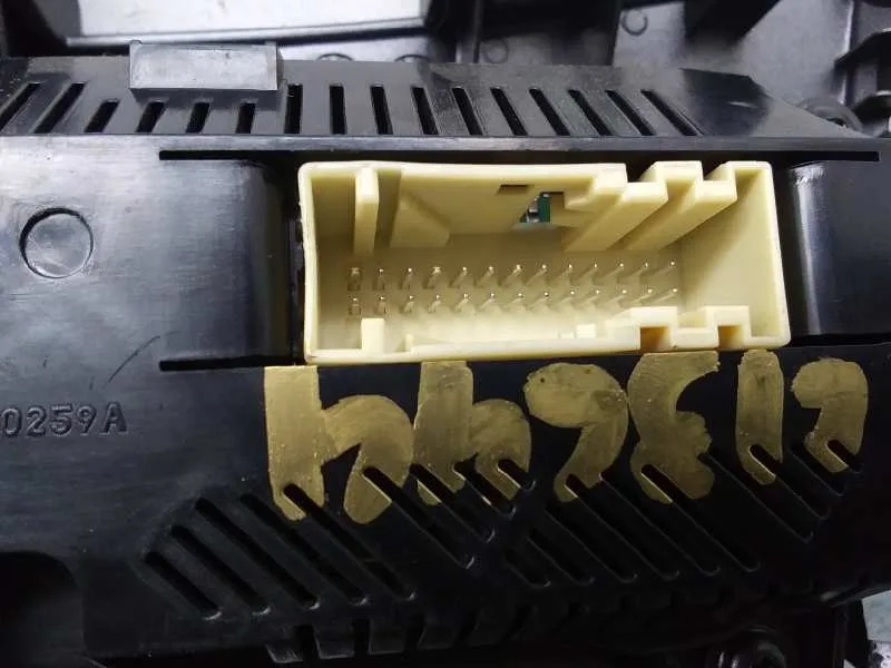 Mando Climatizador para Ford Focus Lim. (Cb8)