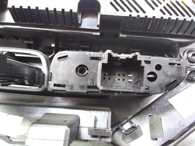 Mando Climatizador para Ford Focus Lim. (Cb8)