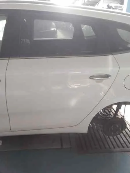 Puerta Trasera Izquierda para Kia Carens ( )