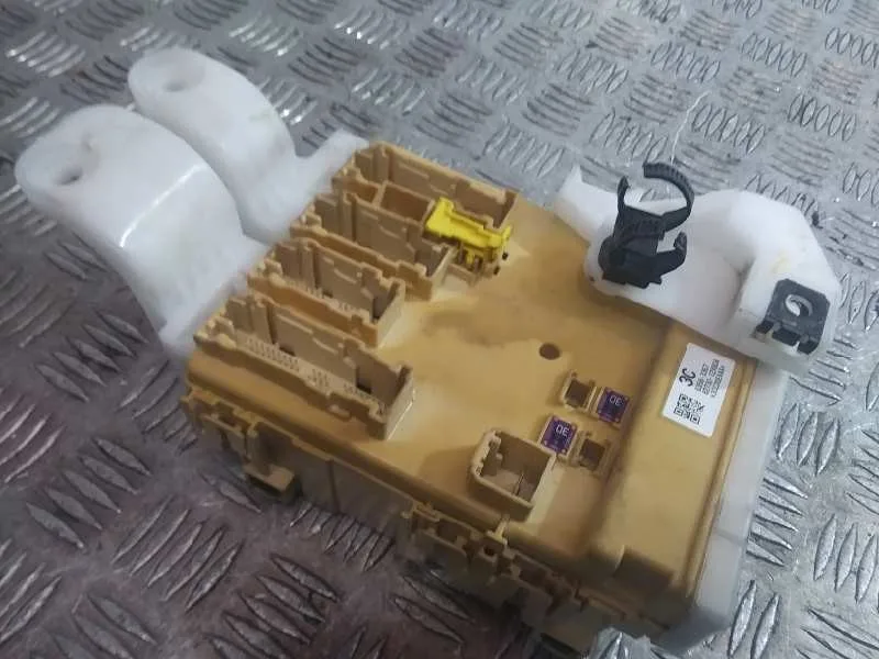 Caja Reles / Fusibles para Toyota Auris