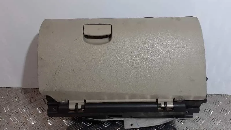 Guantera para Subaru Legacy Lim. B14